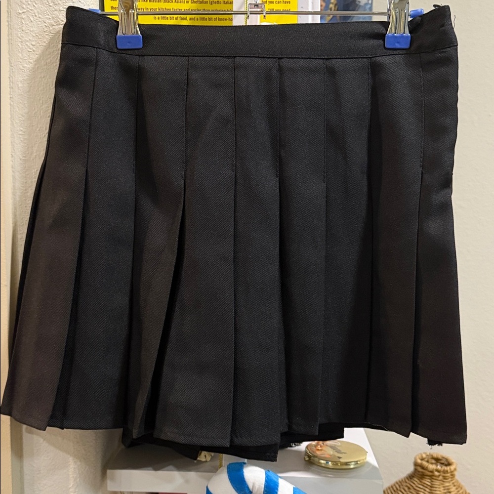 NWOT Black Pleated Skort